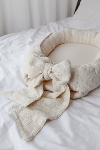 Suport de dormit Babynest Premium Bumbac Brodat Lilly cu funda by BabyLy, 70x50 cm [1]