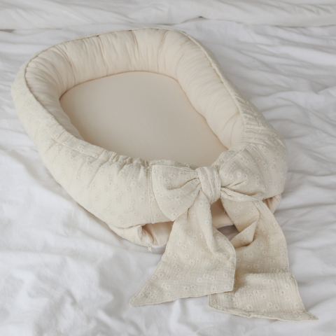 Camera copilului - Suport de dormit Babynest Premium Bumbac Brodat Lilly cu funda by BabyLy, 70x50 cm