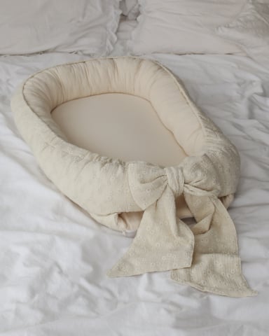 Suport de dormit Babynest Premium Bumbac Brodat Lilly cu funda by BabyLy, 70x50 cm [2]