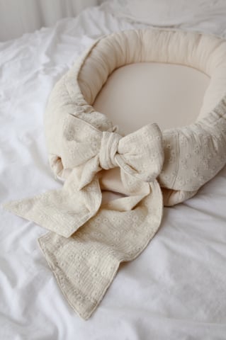 Suport de dormit Babynest Premium Bumbac Brodat Lilly cu funda by BabyLy, 70x50 cm [6]