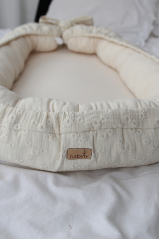 Suport de dormit Babynest Premium Bumbac Brodat Lilly cu funda by BabyLy, 70x50 cm [5]