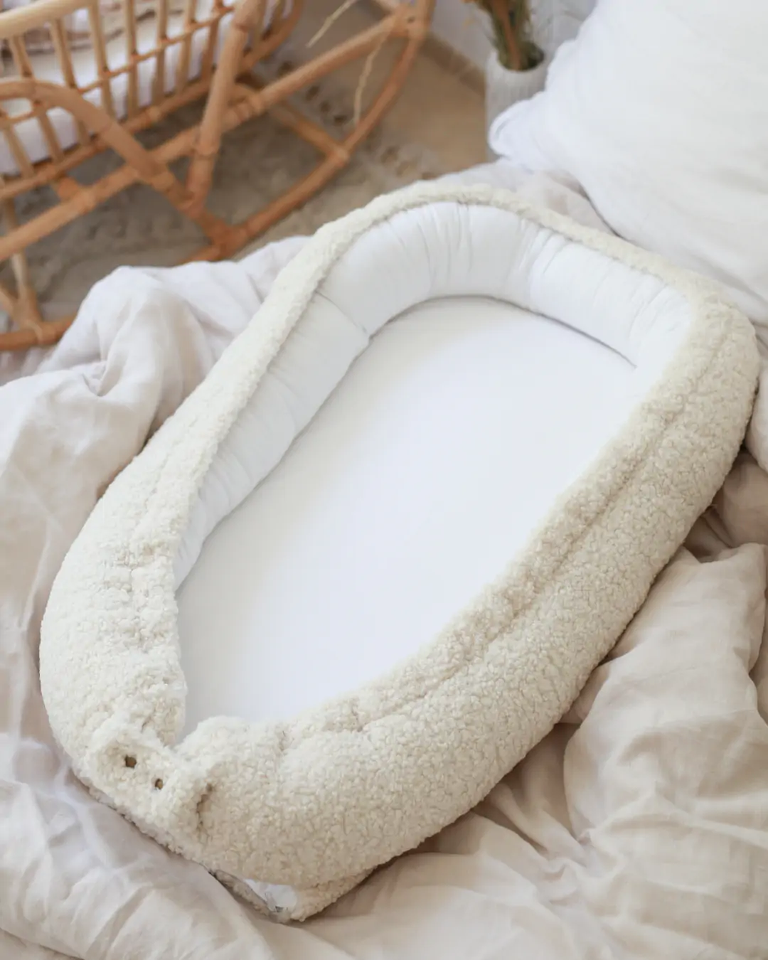 Perne, pilote si babynest - Suport de dormit Babynest Premium Bumbac Organic si tesatura bucle Crem, Teddy by BabyLy, 80x50 cm