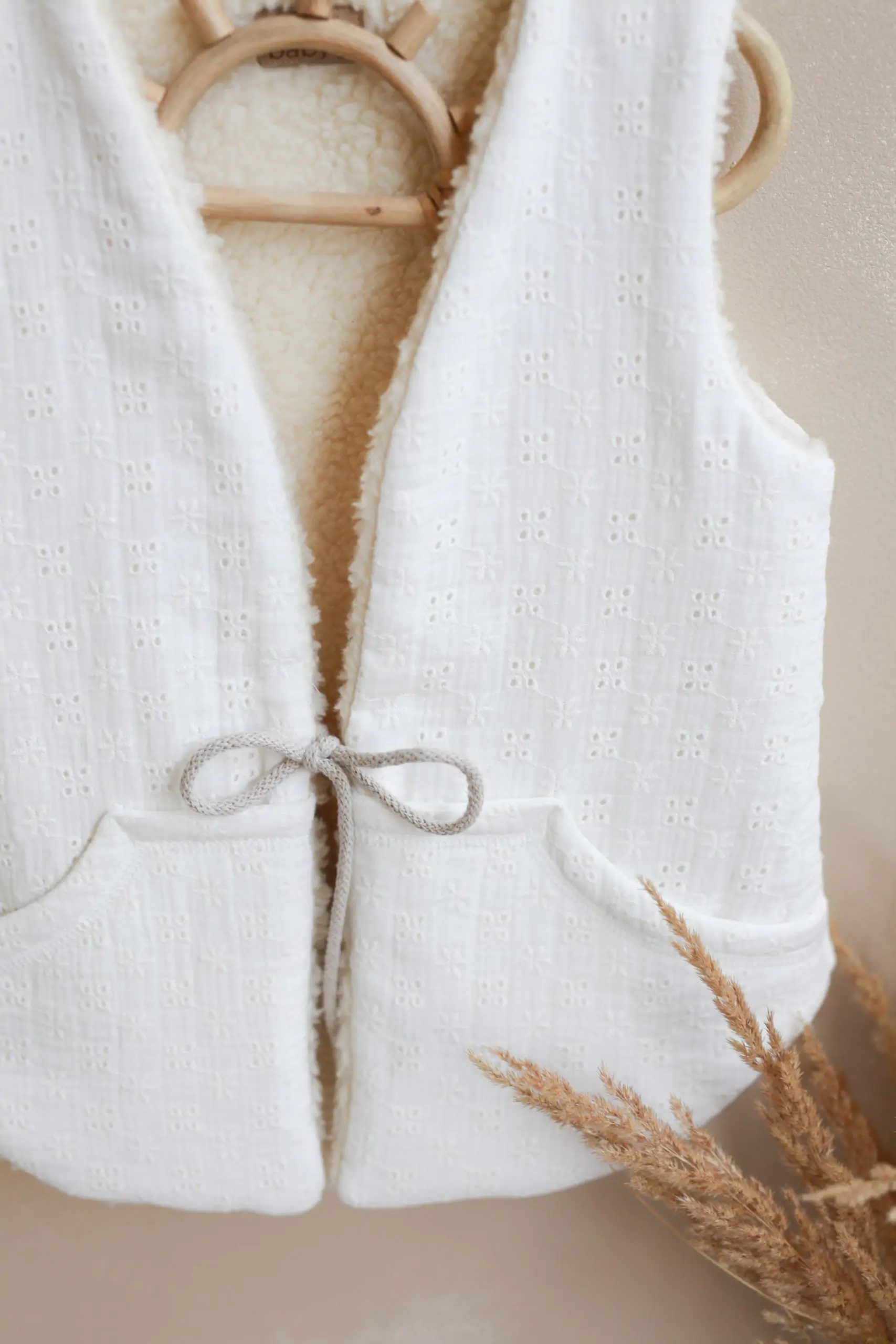Vesta pentru fetita, reversibila, dublat, bumbac brodat Ecru si tesatura bucle Crem, Teddy by BabyLy, 104/110, 3-5 ani [1]