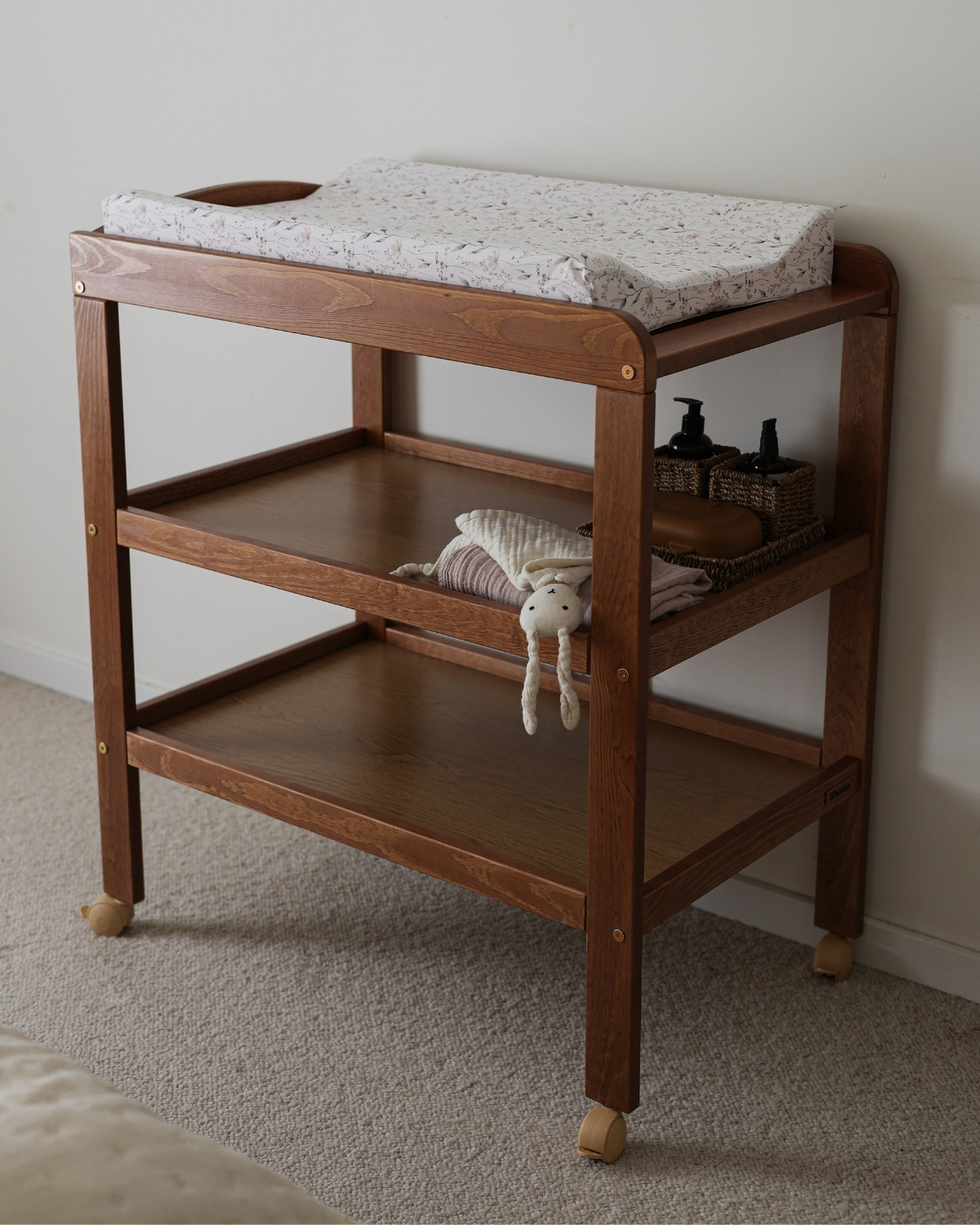 Masa infasat pentru bebelusi, lemn masiv, Noble Vintage, Cu 2 Rafturi De Depozitare Inalte [9]