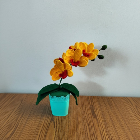 Flori si aranjamente florale crosetate - Orhidee galbena crosetata cu 5 flori