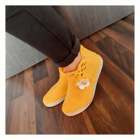 Cadouri personalizate - Pantofi High-Up Artizanale Croșetate MagiCraft, în Nuanțe de Alb și Galben - MagiCraft