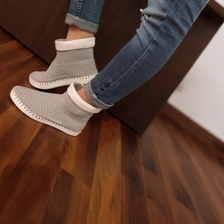 Cadouri personalizate - Pantofi High-Up Artizanale Croșetate MagiCraft, în Nuanțe de Alb și Gri - MagiCraft