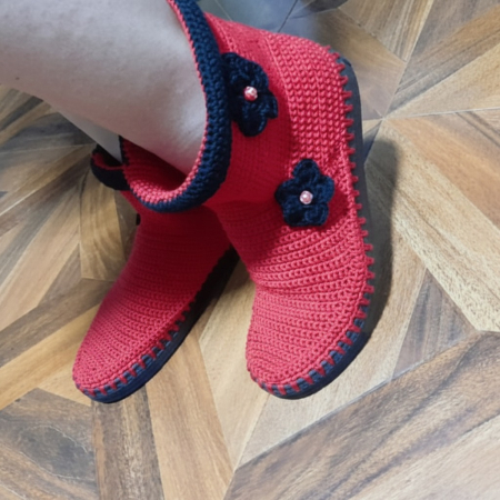 Cadouri personalizate - Pantofi High-Up Artizanale Croșetate MagiCraft, în Nuanțe de Rosu&Negru - MagiCraft