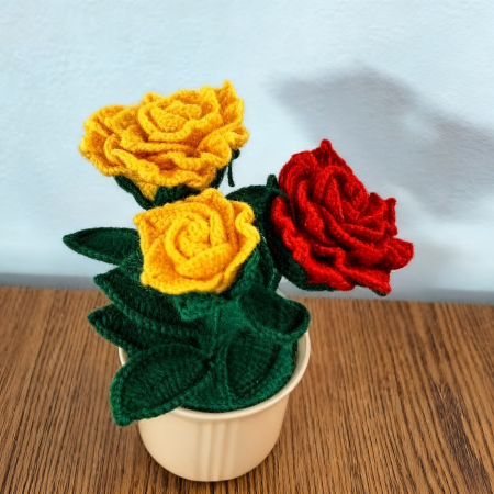 Flori si aranjamente florale crosetate - Trandafiri crosetati
