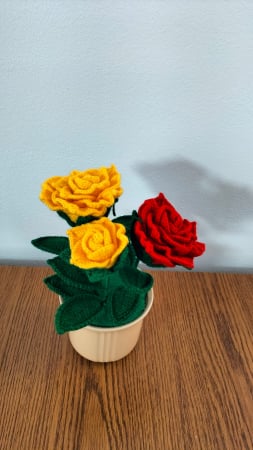 Flori si aranjamente florale crosetate - Trandafiri crosetati