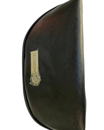 Accesorii - Borsetă pentru cosmetice din imitație de piele neagră cu logo Magnetic metalic argintiu