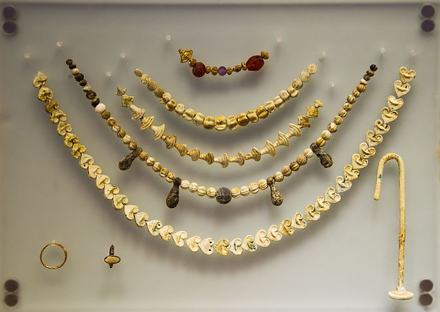 Bijuteriile: O Călătorie Prin Timp și Civilizații