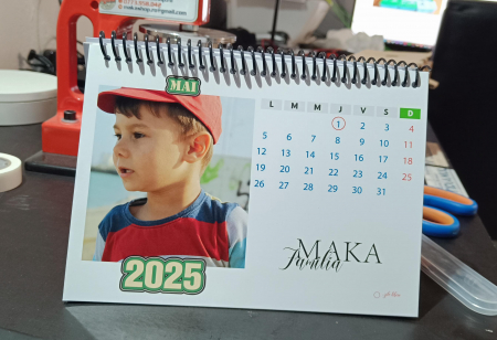 Accesorii pentru botez mărturii și invitații - Calendar de birou personalizat cu fotografii de familie