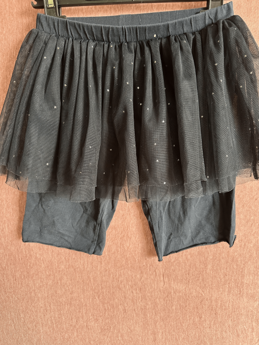 Pantaloni scurti tip fustita marime 122 [1]