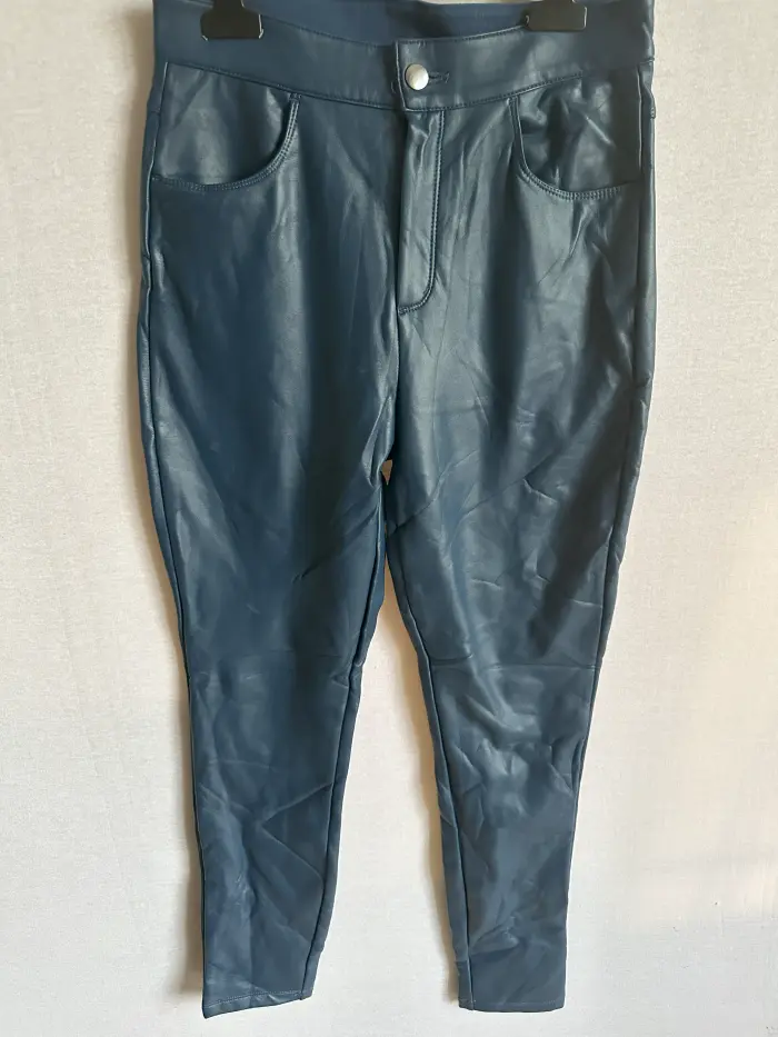 Femei - Pantaloni imitatie piele M