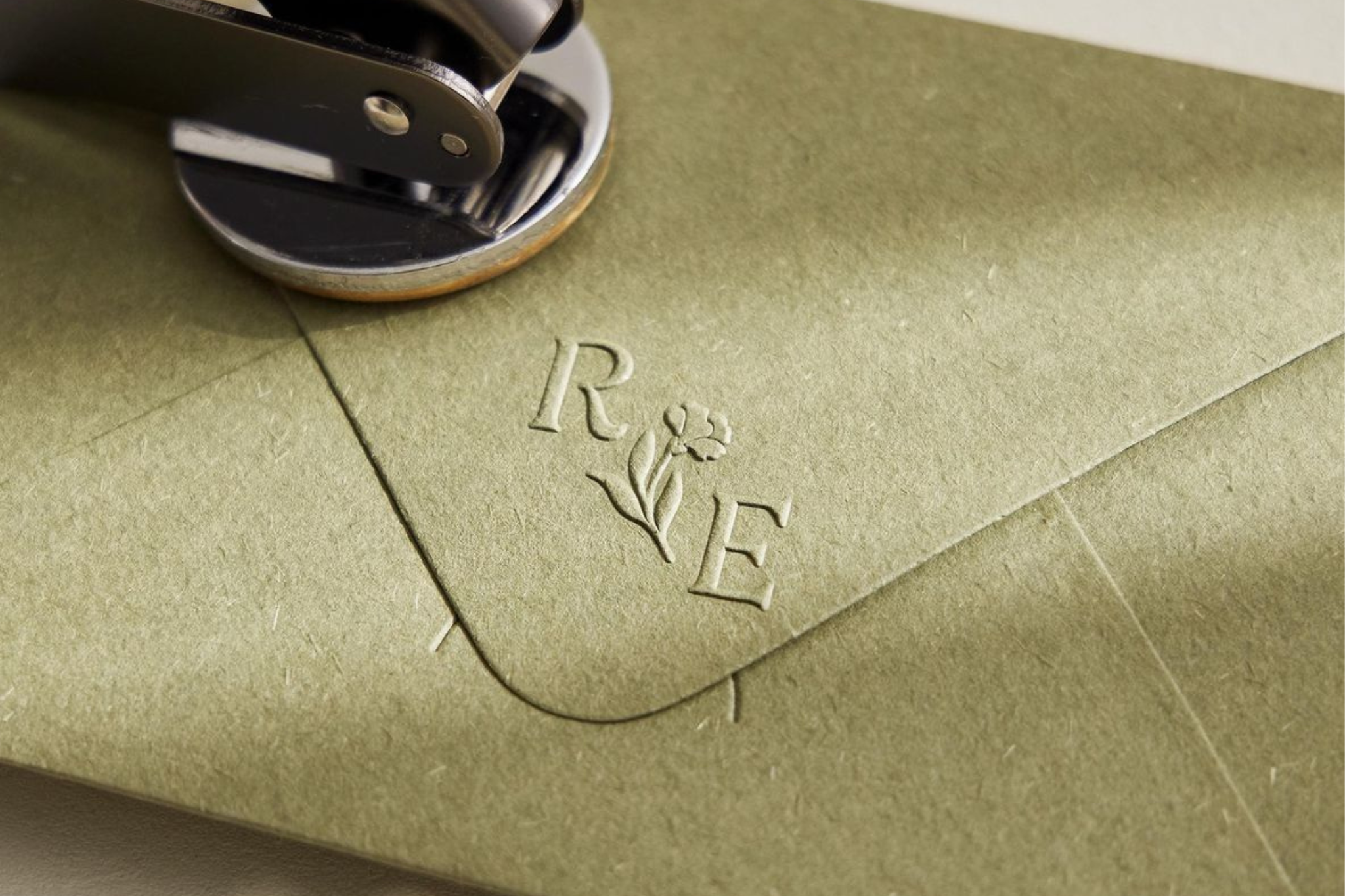 Cum folosești instrumentul de embosare a hârtiei? 8 idei pentru invitații, cadouri, afaceri și proiecte creative