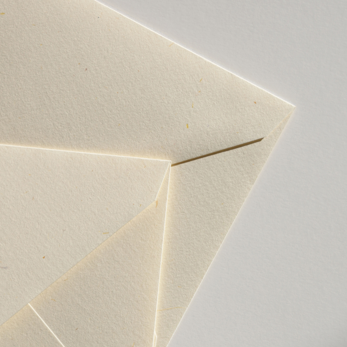 Plic C6 Clairefontaine, hartie naturala din paie de fan Paille, alb cremos cu insertii vegetale, 120g, 114 x 162 mm [2]