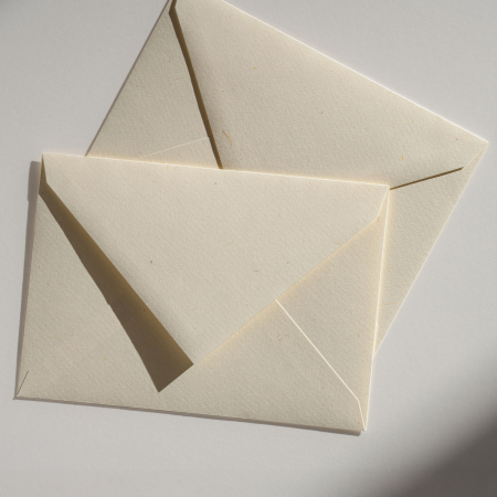 HARTIE SI PLICURI - Plic C6 Clairefontaine, hartie naturala din paie de fan Paille, alb cremos cu insertii vegetale, 120g, 114 x 162 mm