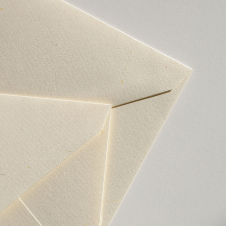 Plic C6 Clairefontaine, hartie naturala din paie de fan Paille, alb cremos cu insertii vegetale, 120g, 114 x 162 mm [1]