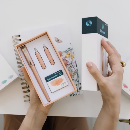 SETURI SI MANUALE CALIGRAFIE - Set cadou stilou caligrafie italica Schneider Callissima, 3 penite interschimbabile, 6 patroane pastel, pentru hand lettering si bullet journal