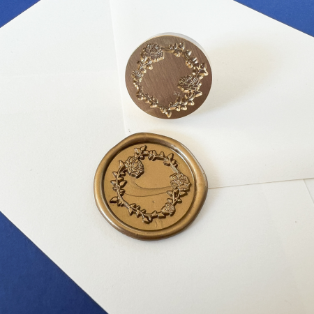 Colectie 2026 - Stampila pentru sigilii de ceara – CORONITA TRANDAFIRI, model 2D, dimensiune 2.5 cm, colectie 2026 Mariart
