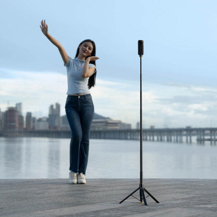 Insta360 2-in-1 Selfie Stick si Throwpod Remote Kit