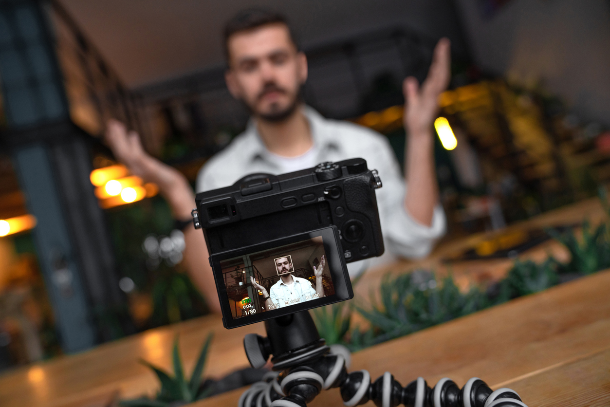 Camere video pentru content creatori. Ce trebuie să știi în 2025?