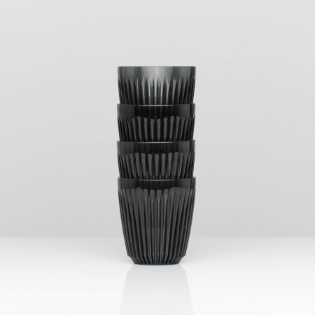 Coffee Corner - Specificații:  Brand: Huskee Gama: Renew Set: 4 cești Capacitate: 240 ml fiecare Culoare: Smoke Material: Material reciclat și polimer durabil Caracteristici: Design ergonomic, ecologic, rezistente la utilizare frecventă Utilizare: Ideal pentru cafea, ceai și alte băuturi calde Îngrijire: Compatibile cu mașina de spălat vase