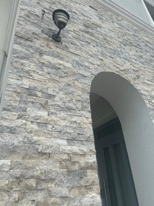 SPLITFACE TRAVERTIN SILVER 15 X 5 CM [1]