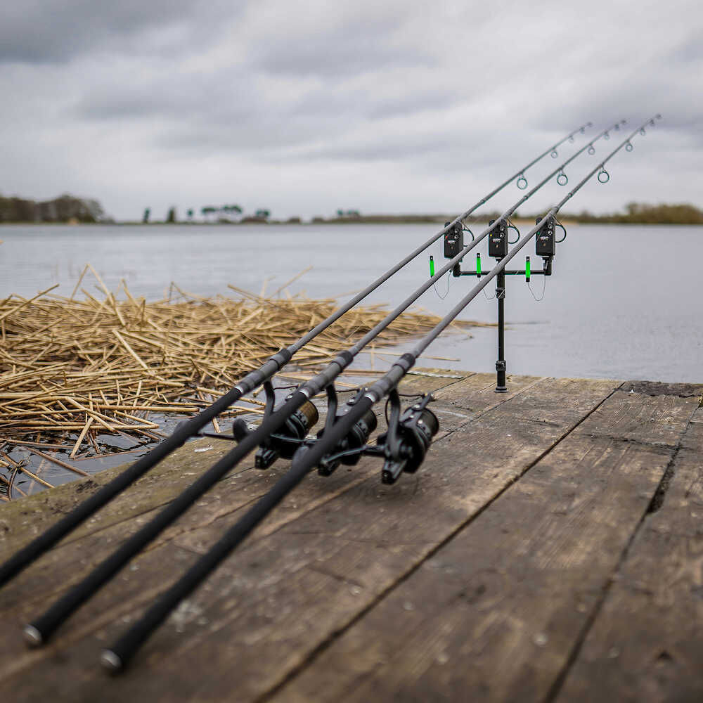 Стойка-держатель для удилищ - 12" Avid LOK DOWN 3 ROD FIXED BUZZ BAR [2]