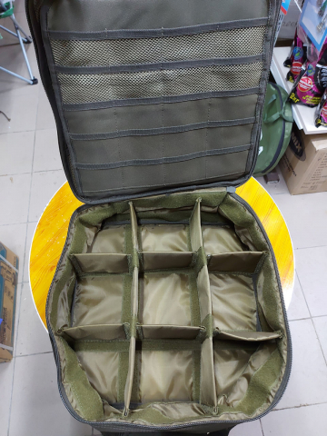 Genti - Geanta PRO FL TACKLE pentru 9 mulinete si buzunari pentru maruntusi