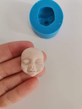 Mulaje cap - Mulaj cap femeie cu ochii închiși