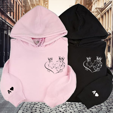 HANORACE PERSONALIZATE CUPLURI - Set hanorace cuplu - Lion cu data data si initiale maneca