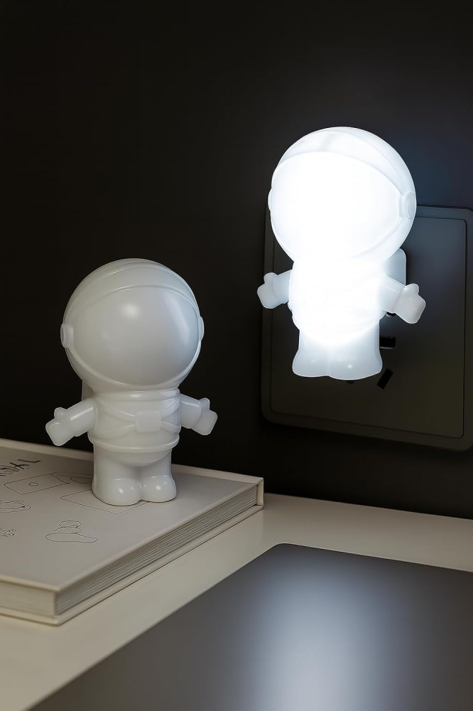 Lampă LED de Veghe Astronaut, Conectare Directă la Priză, Dual Voltage, Lumină Ambientală Decorativă, Consum Redus de Energie, Ideală pentru Camera Copiilor, Dormitor, Living sau Hol, Alb [2]