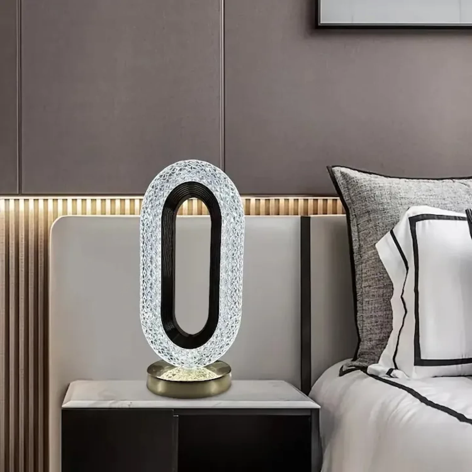 https://www.maxtop.ro/continut/produse/416/1500/lampa-led-diamond-crystal-cu-abajur-in-forma-de-diamant-3-temperaturi-de-culoare-control-tactil-usb-reincarcabila-autonomie-10-12-ore-design-elegant-din-acril-si-abs-3000mah-5w-26cm_2825.webp [12]