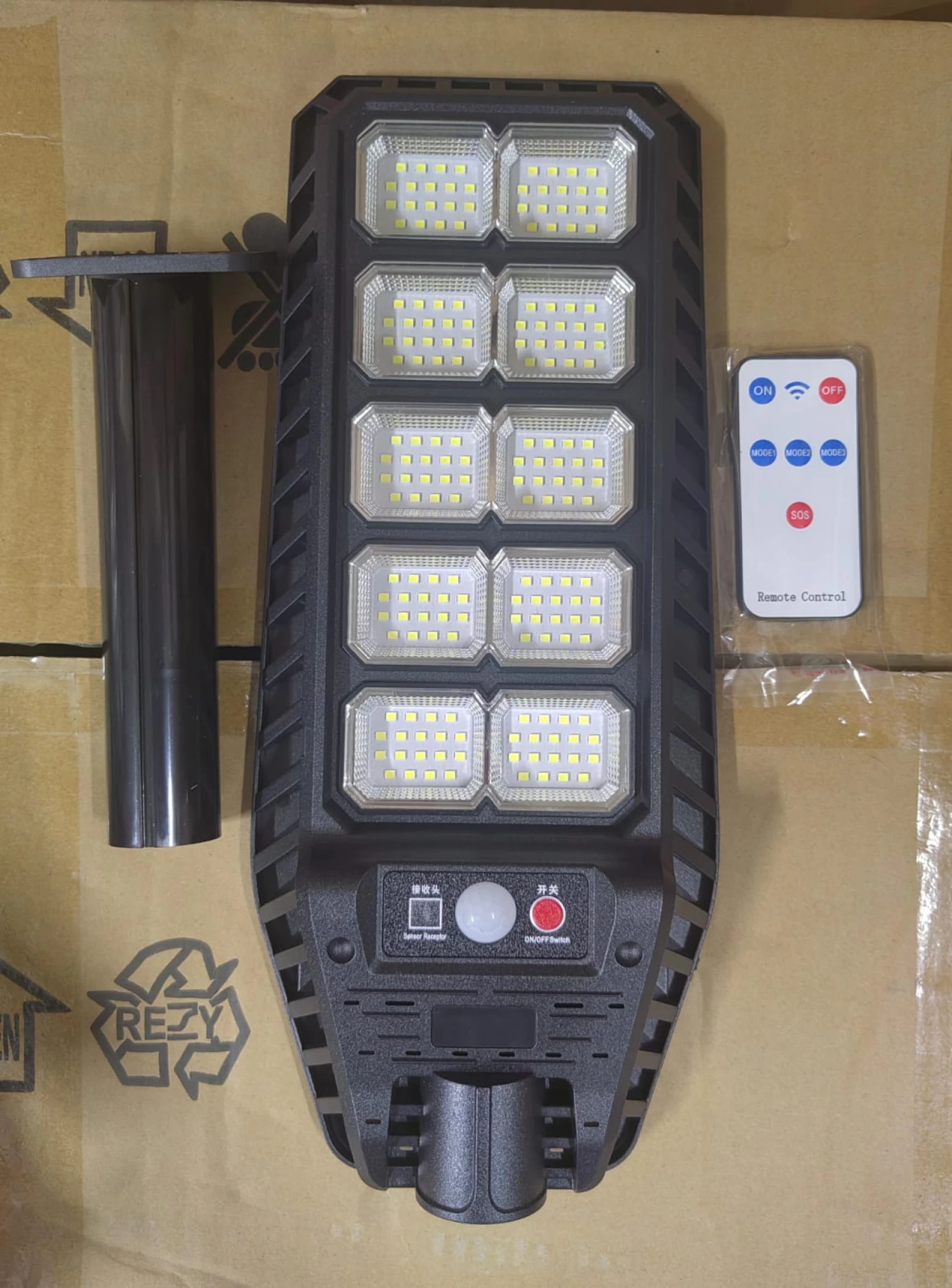 https://www.maxtop.ro/continut/produse/455/1500/lampa-solara-stradala-1000w-ip67-320-led-uri-smd-5730-6500k-senzor-de-miscare-3-moduri-iluminare-telecomanda-aluminiu-plastic-rezistenta-la-apa-si-praf_3099.webp [15]