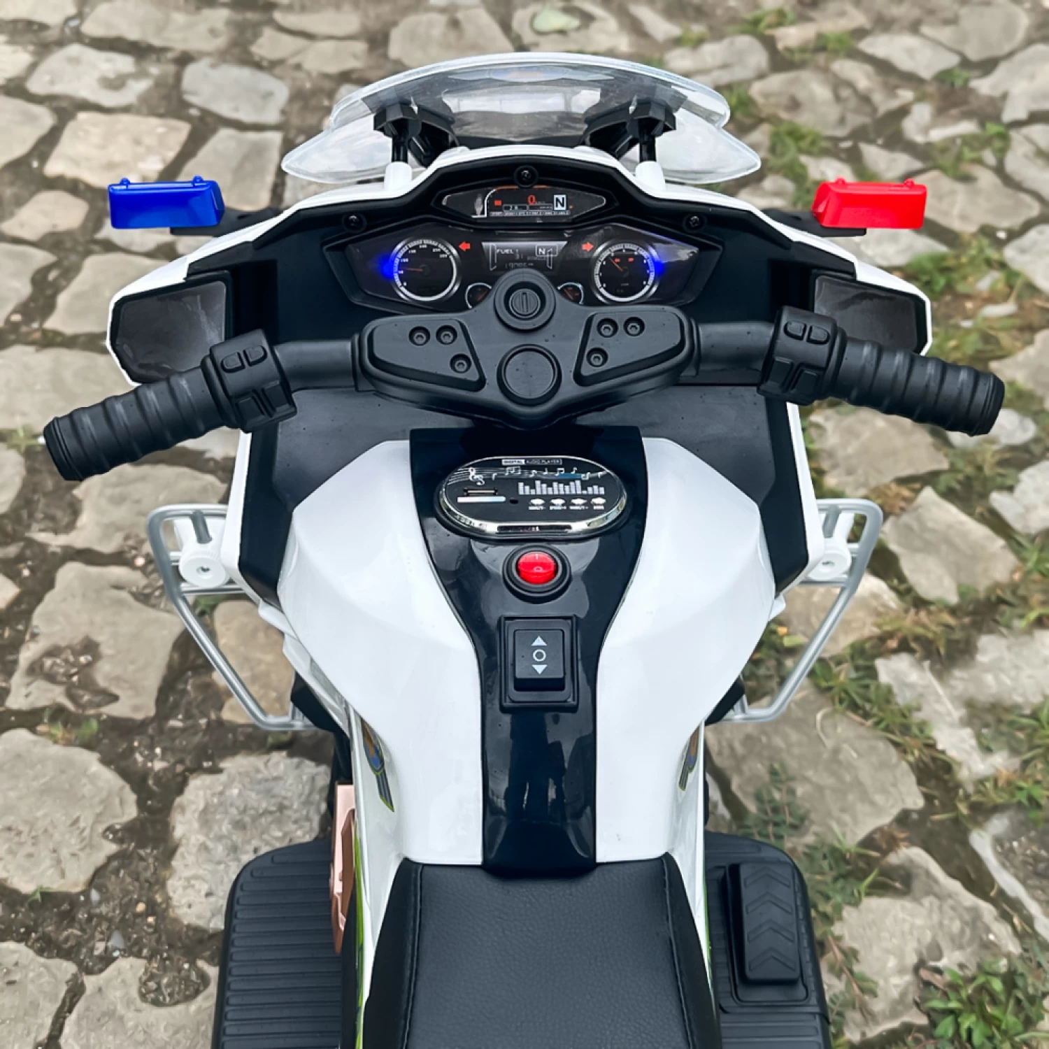 https://www.maxtop.ro/continut/produse/171/1500/motocicleta-electrica-pentru-copii-police-cu-efecte-sonore-lumini-si-music-player-3-7-ani-maxim-39-kg_1028.webp [7]