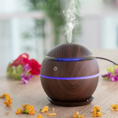 Casa si Bucatarie - Difuzor Aromaterapie Ultrasonic Maro Închis, Capacitate 200 ml, Atomizare 30 ml/h, Putere 2W, Dimensiuni 10x10x10 cm, LED și Buton On/Off Tactil, Alimentare 5V/500mA, Cablu USB Inclus