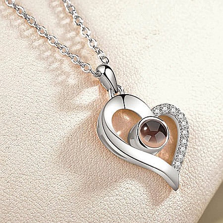 Colier cu pandantiv MBrands in forma de inima care proiecteaza cuvantul " Te Iubesc" in 100 de limbi [1]