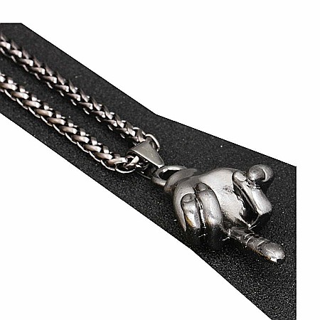 Colier MBrands , lant cu pandantiv in forma de mana ridicand degetul mijlociu [4]