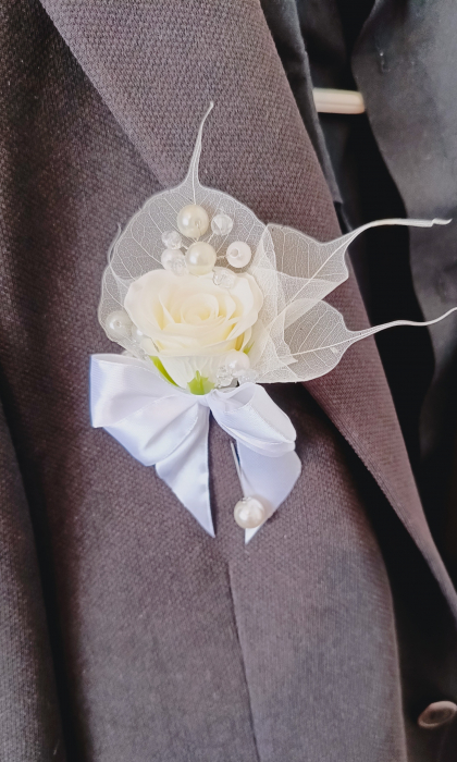 Floare de pus in piept Elegant White [2]