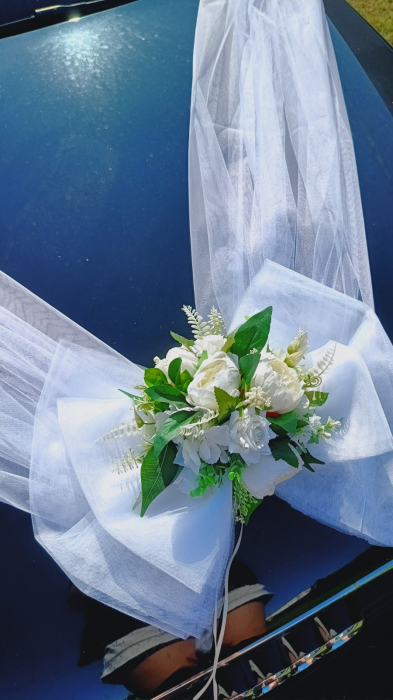 Aranjament masina Big Bow White flowers [2]
