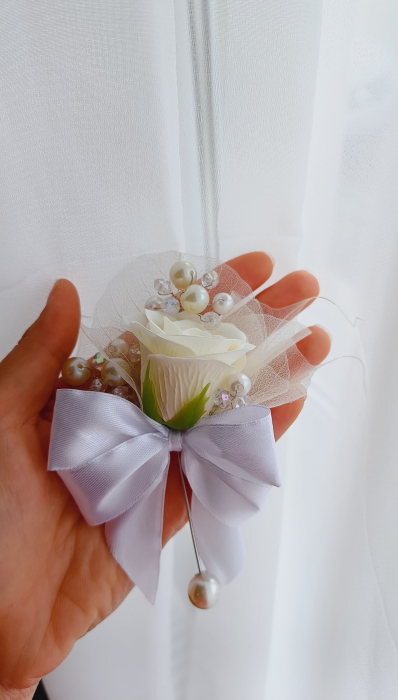 Floare de pus in piept Elegant White [3]