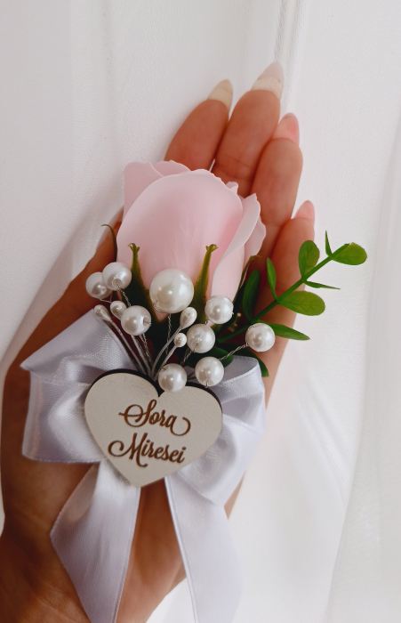 Floare de pus in piept Rose and Pearls personalizată [3]