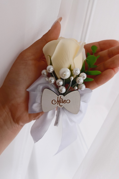 Floare de pus in piept Rose and Pearls personalizată [5]