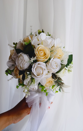 Buchet de mireasa/nașa White and Cream Roses [1]