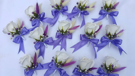 Flori de pus in piept - Flori de pus in piept White & Purple Rose Elegant