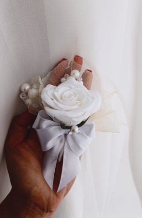 Flori de pus in piept - Floare de pus in piept Elegant White