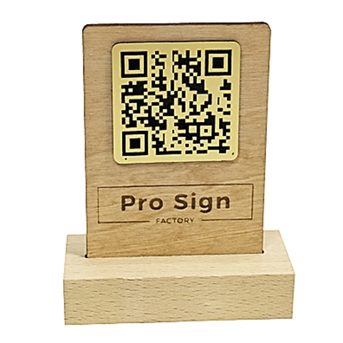 Cod QR gravat pe placuta metalizata + suport din lemn [2]