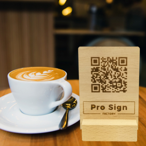 Meniuri cod QR - Cod QR gravat pe placuta din lemn + suport